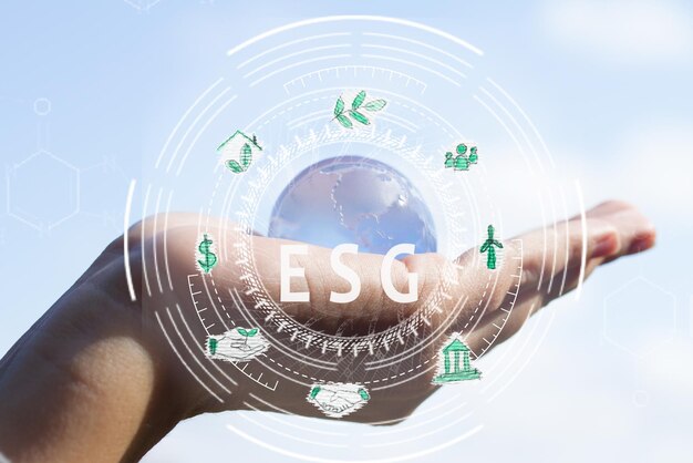 Globe en verre à la main sur le concept de fond de ciel pour le social et la gouvernance Diagramme ESG sur fond naturel développement organisationnel durable de la société environnementale et de la gouvernance d'entreprise