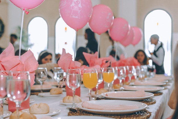 Globos y cubiertos en la mesa dulce