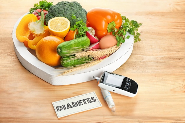 Glucomètre numérique stylo lancette fruits et légumes sur table Régime alimentaire du diabète