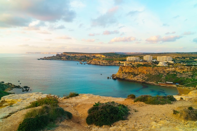 Gnejna bay et Golden Bay en soirée d'été avec un beau ciel nuageux Mgarr Malte