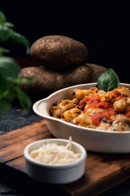 Gnocchi al Pomodoro avec fromage de boeuf haché et basilic Parfait pour la 29e tradition