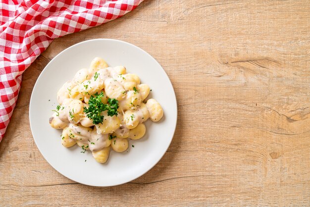 Gnocchi à la crème de champignons et fromage - style cuisine italienne