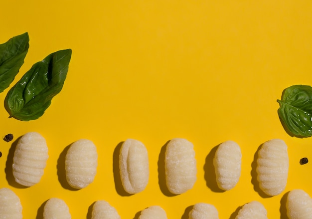 Gnocchi sur fond jaune. Vue d'en-haut. Espace de copie