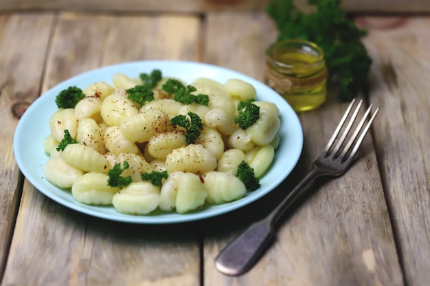 Gnocchi à l'huile d'olive et épices sur une assiette.