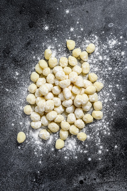 Gnocchi maison non cuit sur une planche à découper noire