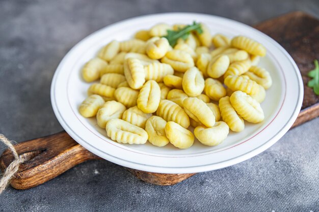 gnocchi pâte crue cuisine de pommes de terre repas frais collation alimentaire sur la table copie espace arrière-plan alimentaire