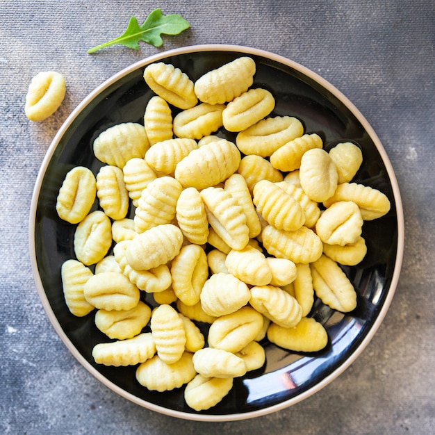 gnocchi pâte crue cuisine de pommes de terre repas frais collation alimentaire sur la table copie espace arrière-plan alimentaire