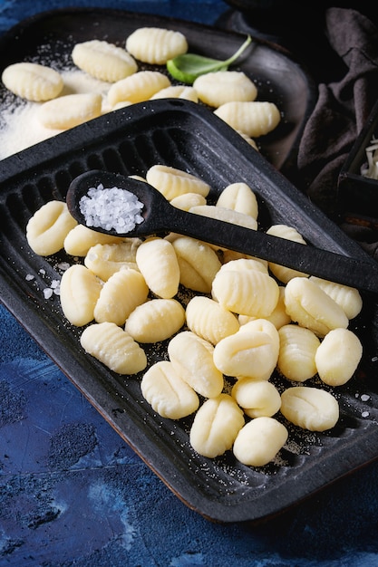 Gnocchi de pommes de terre crues crues