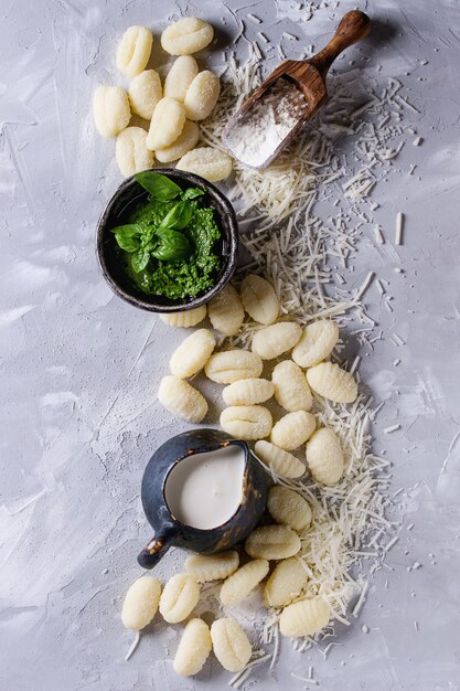 Gnocchi de pommes de terre crues crues