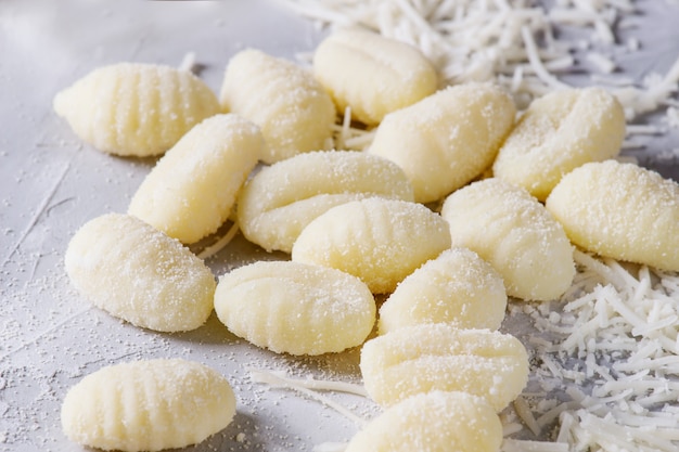 Gnocchi de pommes de terre crues crues