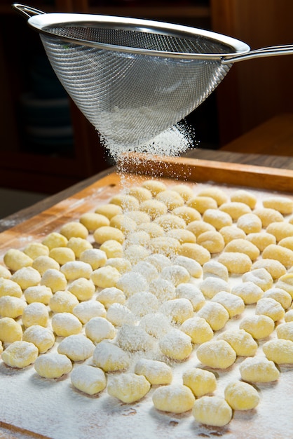 Gnocchi de pommes de terre fraîchement préparés et prêts à la cuisson