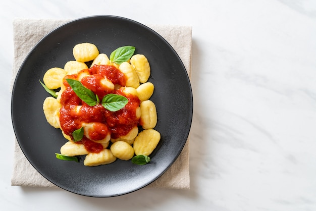 gnocchi à la sauce tomate avec du fromage - style de cuisine italienne