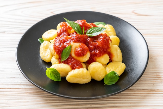 gnocchi à la sauce tomate avec du fromage - style de cuisine italienne