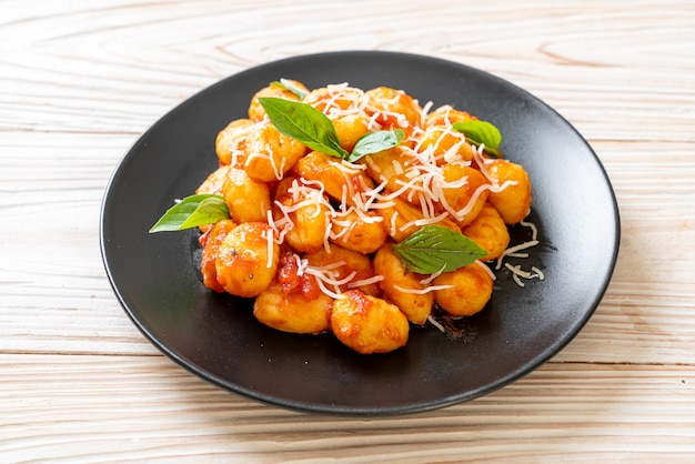 gnocchi à la sauce tomate avec fromage, style cuisine italienne