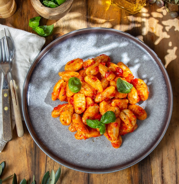 Gnocchis italiens à la sauce tomate et basilic sur fond de bois