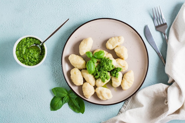 Gnocchis de pommes de terre au pesto sur une assiette Cuisine traditionnelle italienne Vue de dessus