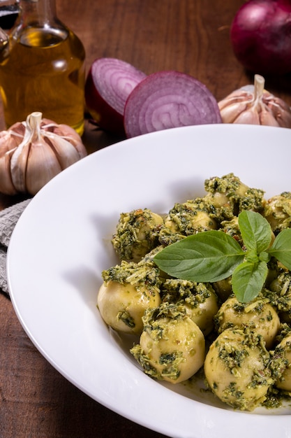 Gnocchis de pommes de terre au pesto.