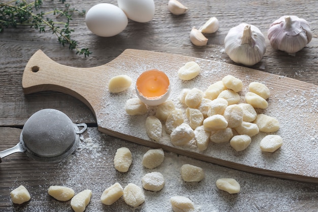 Gnocchis de pommes de terre non cuits avec des ingrédients