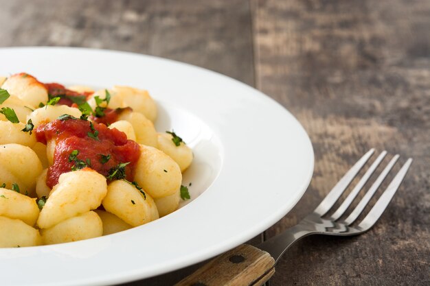 Gnocchis à la sauce tomate sur bois