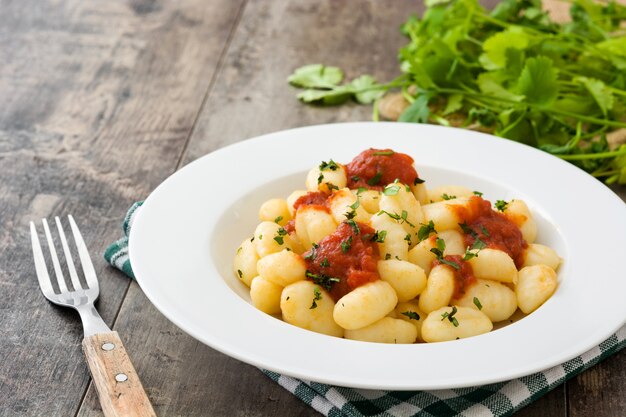 Gnocchis à la sauce tomate sur fond de bois