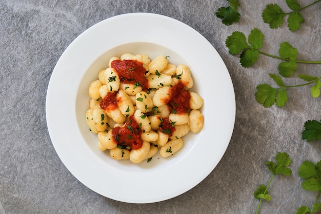 Gnocchis à la sauce tomate sur pierre grise