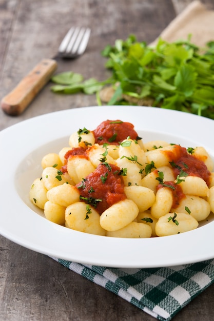 Gnocchis à la sauce tomate sur table en bois