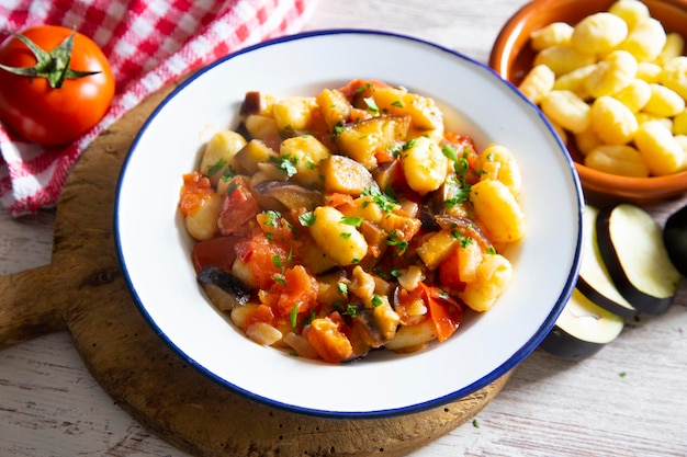 Gnocchis sautés aux légumes grillés. Recette italienne typique.