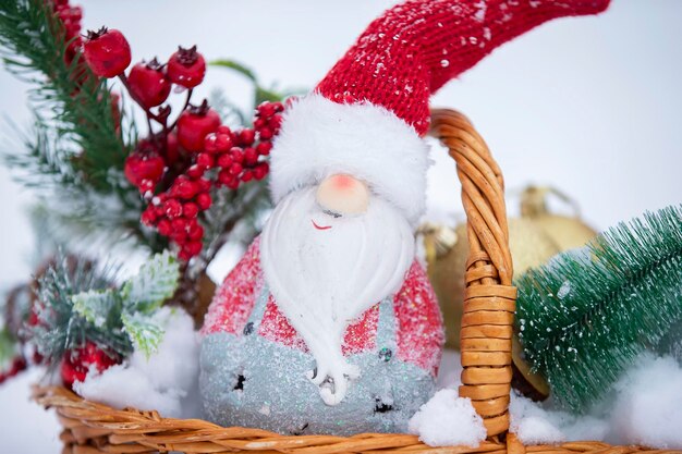 Gnome de décoration de Noël en branches d'épinette dans un panier en osier