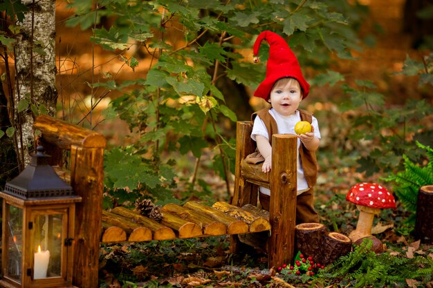 Le Gnome De La Forêt De Fées Heureux Joue Et Se Promène Dans La Forêt, Recueille Et Mange De Délicieuses Pommes