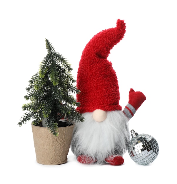 Gnome de Noël drôle avec arbre et babiole sur fond blanc