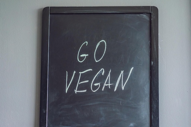 Go vegan lettrage inscription à la craie sur un tableau noir