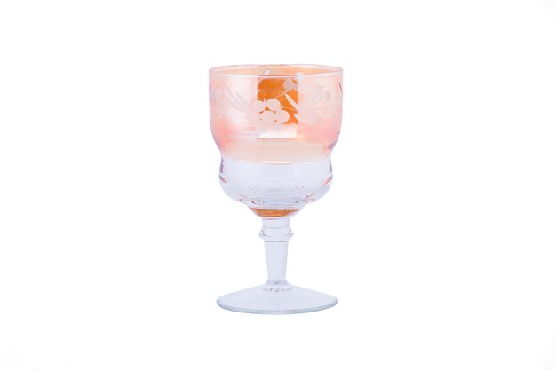 Gobelet en cristal avec motif floral isolé sur fond blanc