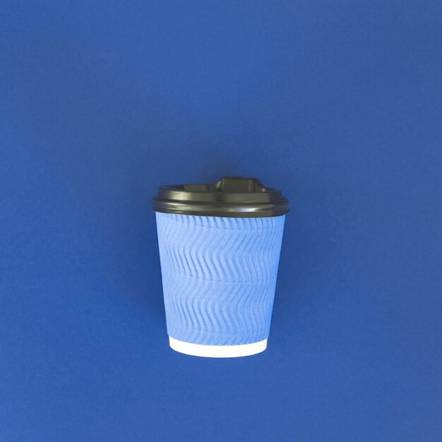 Gobelet en papier bleu pour le café