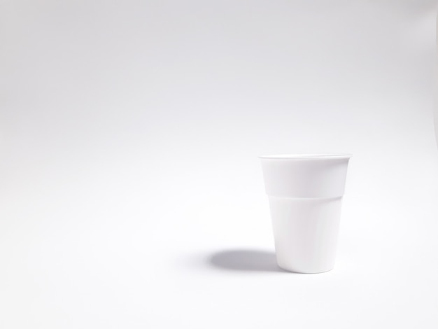 Gobelet en plastique blanc isolé sur fond blanc