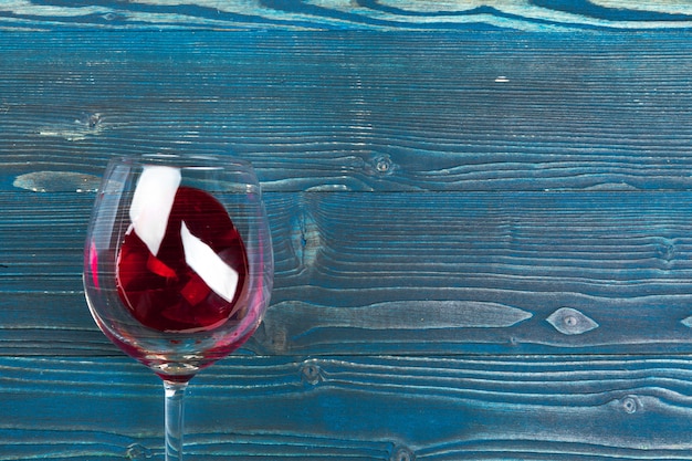 Gobelet De Vin Rouge Sur Une Table En Bois Sur Fond De Mur En Bois