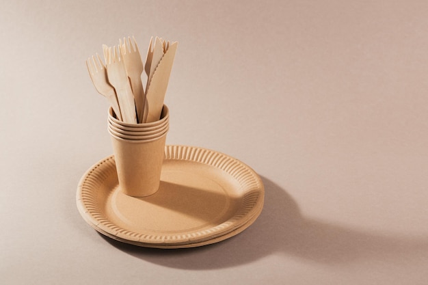 Gobelets, assiettes et couverts en bois pour la restauration et la restauration rapide de rue. Accessoires pour manger en plein air. Écologie, concept de recyclage.