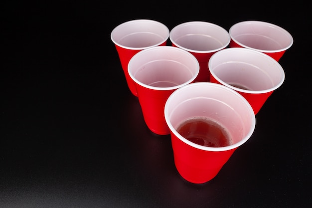 Gobelets et balle en plastique rouge pour jeu de bière-pong