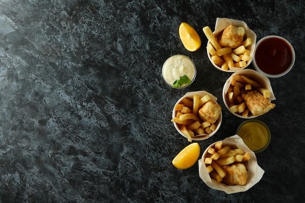 Gobelets en papier avec poisson frit et frites