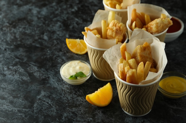 Gobelets en papier avec poisson frit et frites