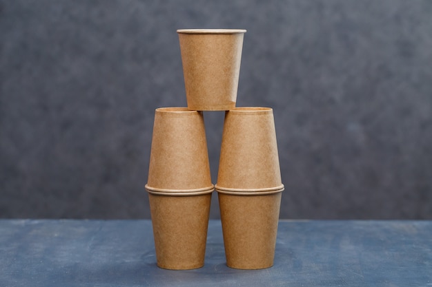 Gobelets en papier pour boire, vaisselle. Plats en carton jetables fabriqués à partir de matériaux respectueux de l'environnement. N'obstrue pas la nature Vaisselle écologique, jetable, réutilisable et compostable.