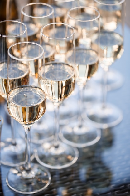 Gobelets en verre remplis de champagne pétillant et debout sur la table