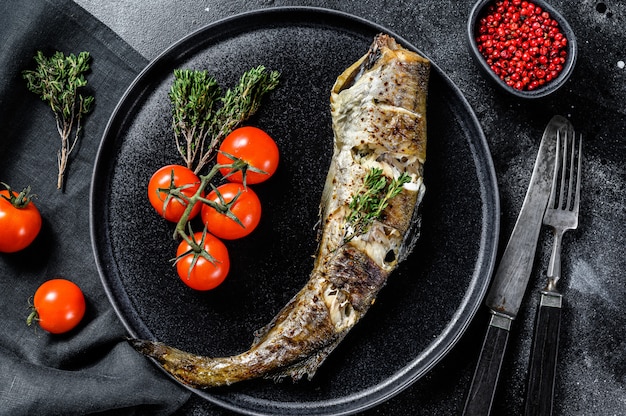 Goberge au four cuite dans une marinade salée