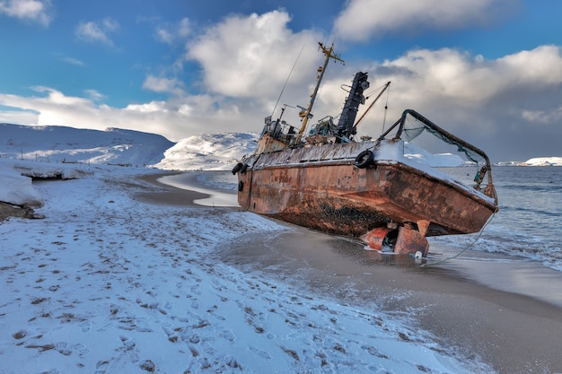 Une goélette de pêche abandonnée qui a été échouée par une tempête. Mer de Barents, la péninsule de Kola, Teriberka, Russie