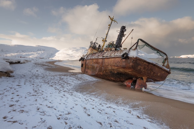 Une goélette de pêche abandonnée qui a été échouée par une tempête