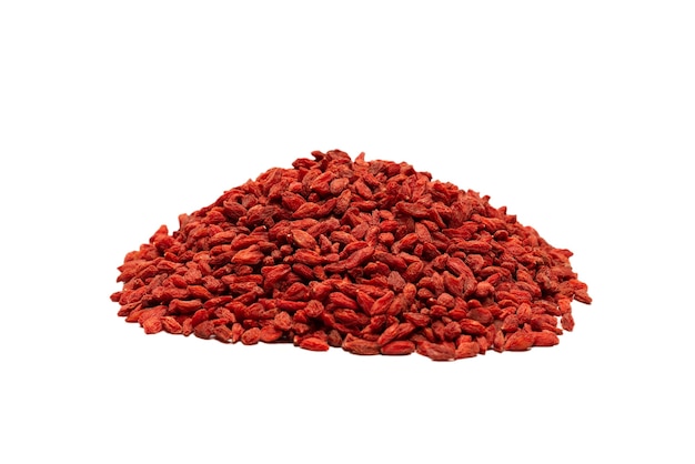 Goji de baies rouges isolé sur fond blanc.