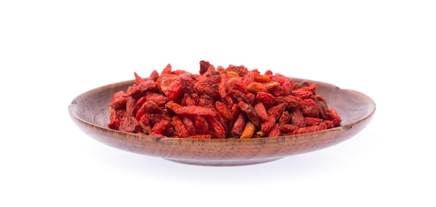 Goji goji sur plat en bois isolé sur fond blanc