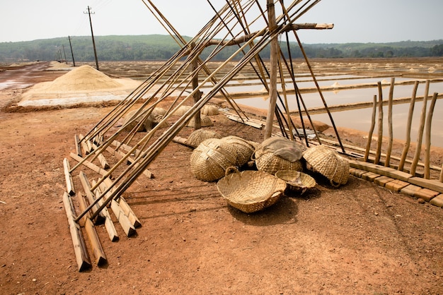 Gokarna, Inde - 21 février 2016 : Équipement pour l'extraction du sel de l'eau. Sanikatta est la plus ancienne (depuis 1720) fabrication de sel naturel de l'État du Karnataka, près de la ville de Gokarna.