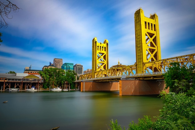 Gold Tower Bridge et Sacramento River à Sacramento en Californie