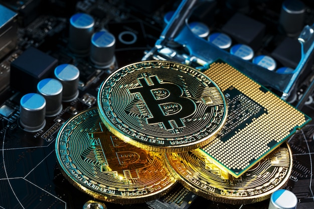 Golden Bitcoin Cryptocurrency sur le processeur de la carte de circuit informatique.