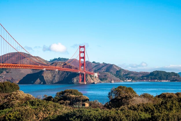 Photo le golden gate bridge sur la belle baie de san francisco pendant l'été